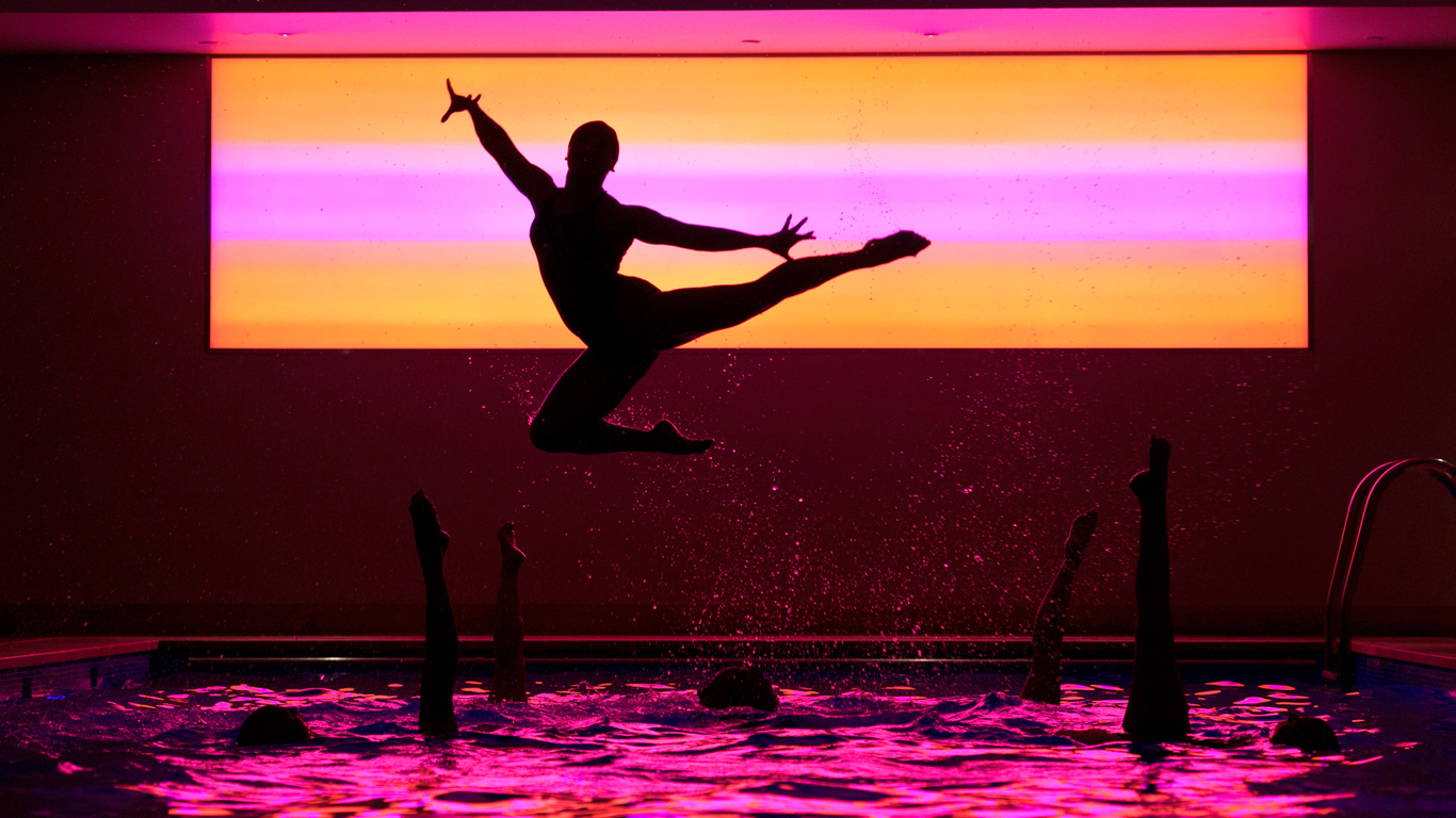 Synchronised swimming entertainment